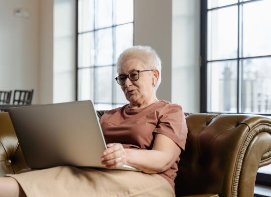 Oudere dame op laptop